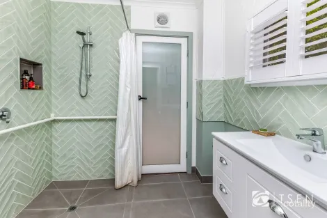 Property photo of 6 Pine Street Quarry Hill VIC 3550