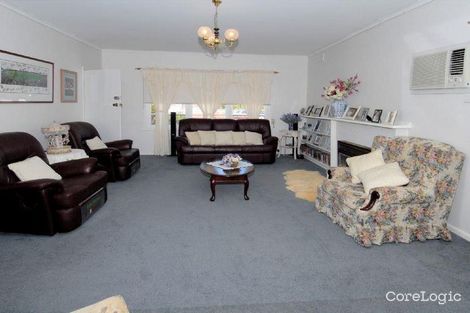 Property photo of 21 Welwyn Parade Deer Park VIC 3023