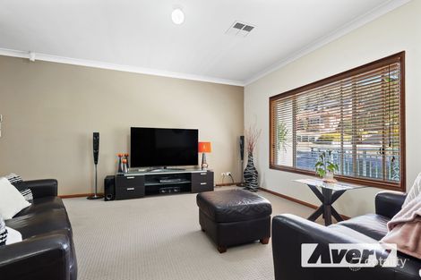 Property photo of 10 Courageous Close Marmong Point NSW 2284