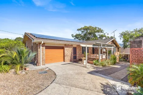 1/4 Essendene Rd, Shoal Bay, NSW 2315