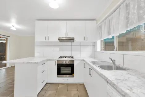 Property photo of 28 Godwin Crescent Cranbourne North VIC 3977