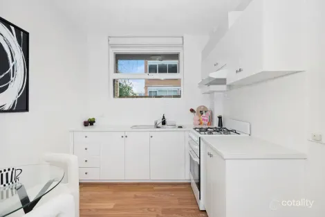 Property photo of 2/1 Ravens Grove St Kilda East VIC 3183