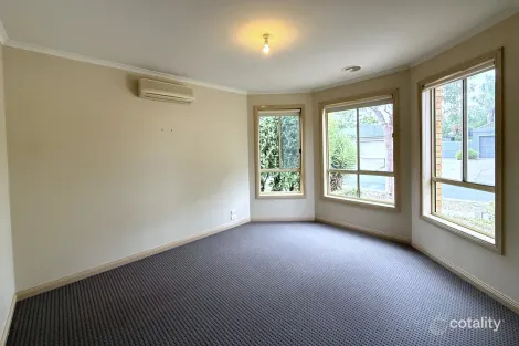 Property photo of 17 Willandra Loop Caroline Springs VIC 3023