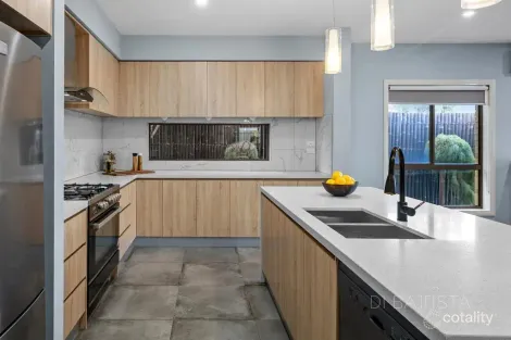 Property photo of 21 Roseneath Way Mickleham VIC 3064