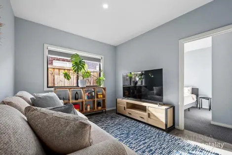 Property photo of 21 Roseneath Way Mickleham VIC 3064