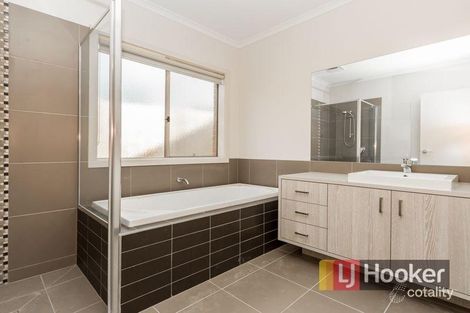 Property photo of 4 Heather Grove Cranbourne East VIC 3977