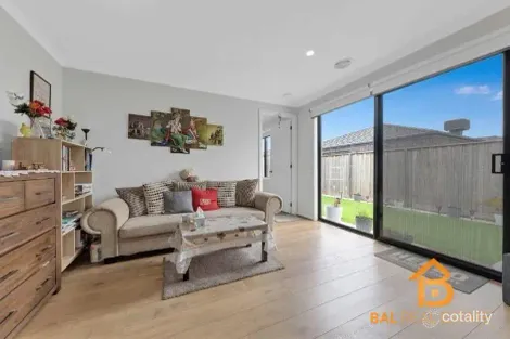 Property photo of 33 Callanish Street Truganina VIC 3029