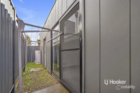 Property photo of 16 Nugget Way Cranbourne East VIC 3977