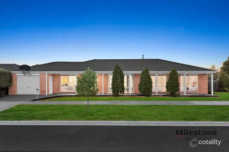 6 JAYE PL, CRANBOURNE WEST, VIC 3977