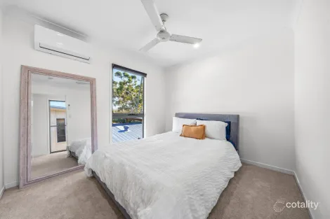 Property photo of 2/39 Gordon Street Labrador QLD 4215