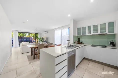 Property photo of 2/39 Gordon Street Labrador QLD 4215