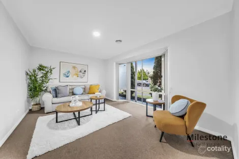 Property photo of 6 Jaye Place Cranbourne West VIC 3977
