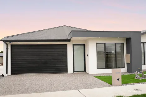 Property photo of 33 Burrawang Loop Mickleham VIC 3064