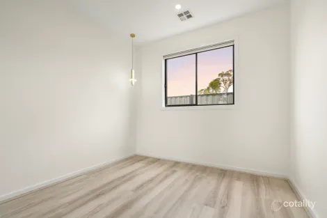 Property photo of 33 Burrawang Loop Mickleham VIC 3064