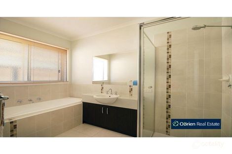Property photo of 3 Amstel Mews Cranbourne VIC 3977