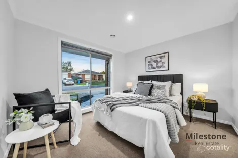 Property photo of 6 Jaye Place Cranbourne West VIC 3977