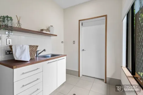 Property photo of 21 The Peak Road Brinsmead QLD 4870