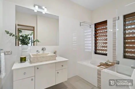 Property photo of 21 The Peak Road Brinsmead QLD 4870