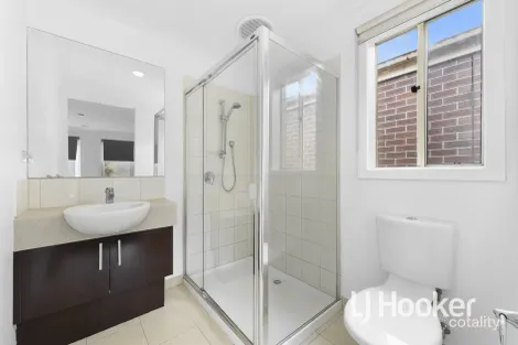 Property photo of 39 Scarlet Crescent Pakenham VIC 3810