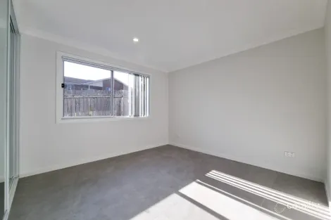 Property photo of 11 Poplar Crescent Bradbury NSW 2560