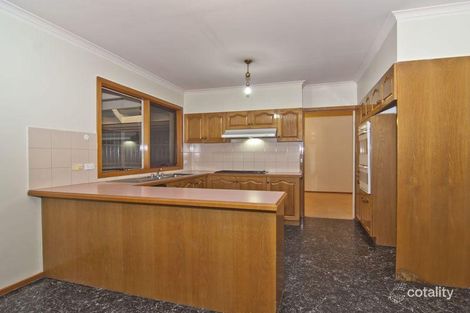 Property photo of 8 Antrim Close Endeavour Hills VIC 3802