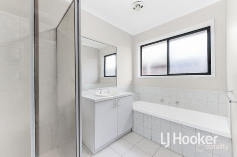 Property photo of 35 Ralph Crescent Hampton Park VIC 3976