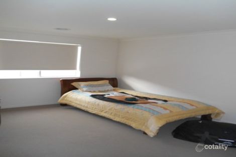 Property photo of 19 Wattlewoods Place Carrum Downs VIC 3201