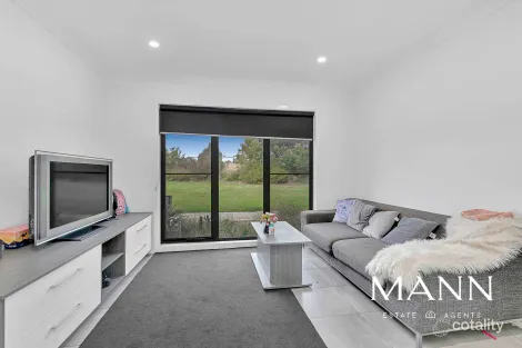 Property photo of 14 Wiseman Walk Wollert VIC 3750