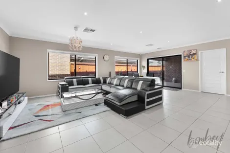 Property photo of 33 Icarus Drive Kalkallo VIC 3064