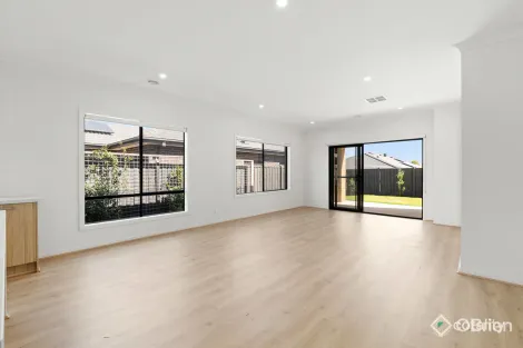 Property photo of 29 Greenfinch Drive Clyde North VIC 3978