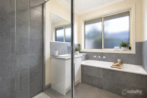 Property photo of 2 Christopher Close Pakenham VIC 3810