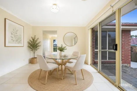 Property photo of 2 Christopher Close Pakenham VIC 3810