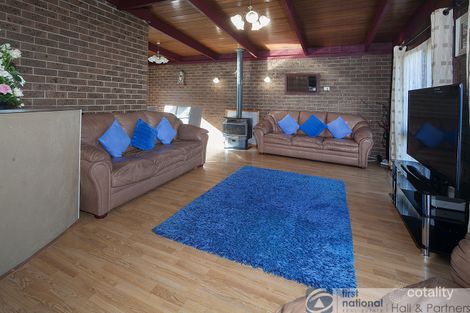 Property photo of 19 William Perry Close Endeavour Hills VIC 3802