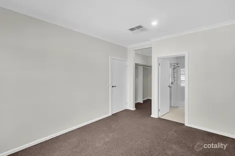 Property photo of 32 Moolort Crescent Eynesbury VIC 3338
