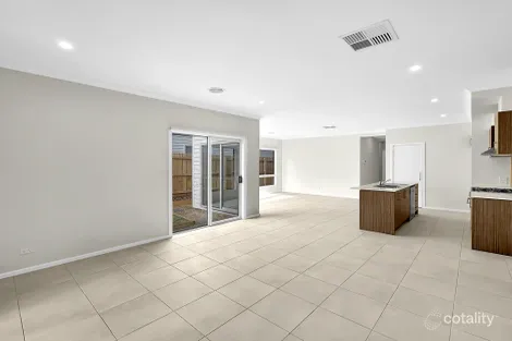 Property photo of 32 Moolort Crescent Eynesbury VIC 3338