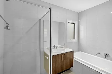Property photo of 32 Moolort Crescent Eynesbury VIC 3338