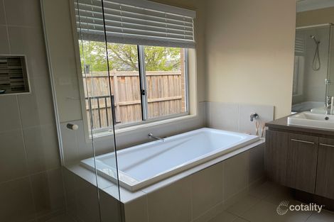 Property photo of 2 Eclipse Avenue Fraser Rise VIC 3336