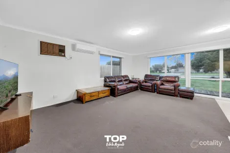 Property photo of 98 Racecourse Road Pakenham VIC 3810