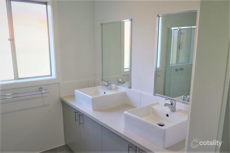 Property photo of 7 Rockies Ridge Pakenham VIC 3810