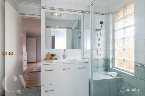 Property photo of 5 Jindabyne Heights South Lake WA 6164