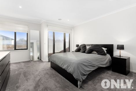 Property photo of 60 Royaloak Crescent Cranbourne East VIC 3977
