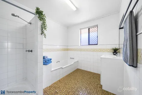 Property photo of 14 Maree Court Centenary Heights QLD 4350