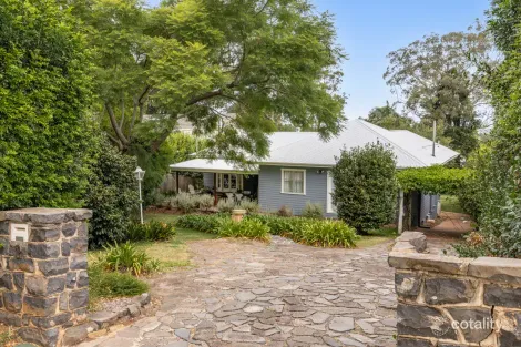 Property photo of 2 Barry Street Mount Lofty QLD 4350