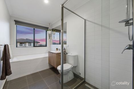 Property photo of 28 Wavell Parade Fraser Rise VIC 3336