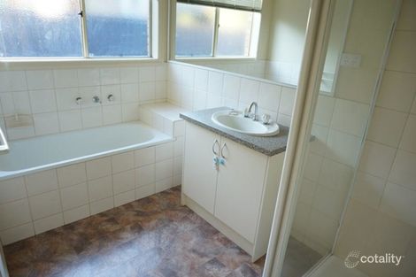 Property photo of 42 Laurina Link Pakenham VIC 3810