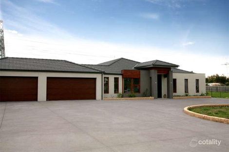 Property photo of 4 The Grove Hampton Park VIC 3976