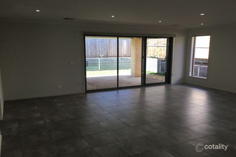 Property photo of 40 Timbertop Crescent Drouin VIC 3818