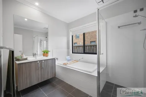 Property photo of 4 Allunga Way Werribee VIC 3030