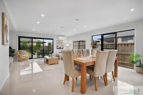 Property photo of 4 Allunga Way Werribee VIC 3030