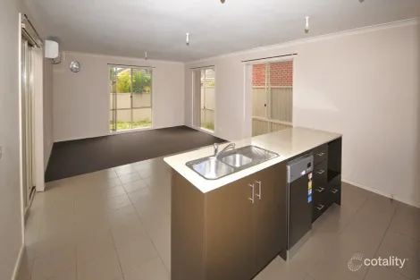 Property photo of 16 Hood Place Pakenham VIC 3810